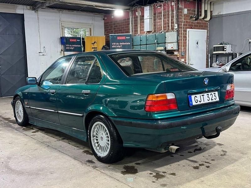 Begagnad BMW 320 150 HK (110 kW) 1993 Grön Sedan