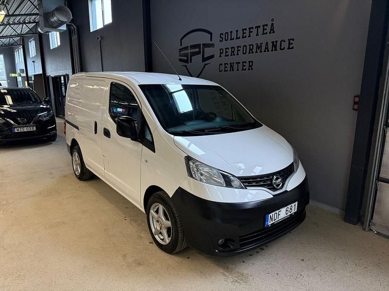 Vit Begagnad 2012 Nissan NV200 Van | 69 900 kr (Lite dyr) - Bild 1/4