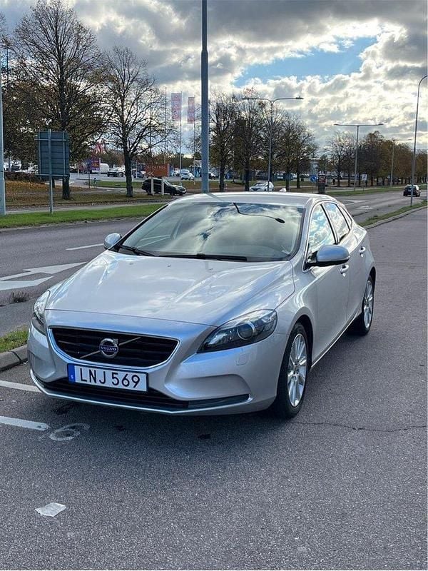 Silver Begagnad 2015 Volvo V40 Kombi | 92 000 kr (Bra pris) - Bild 1/4