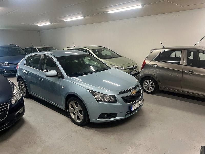 Blå Begagnad 2012 Chevrolet Cruze Halvkombi | 44 900 kr (Marknadspris) - Bild 1/4