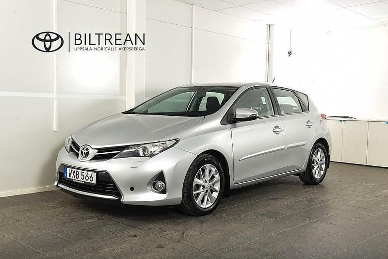 Silver metallic Begagnad 2014 Toyota Auris Active Halvkombi | 124 900 kr (Marknadspris) - Bild 1/4