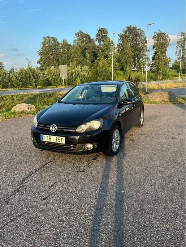 Svart Begagnad 2011 VW Golf Halvkombi | 60 000 kr (Marknadspris) - Bild 1/4