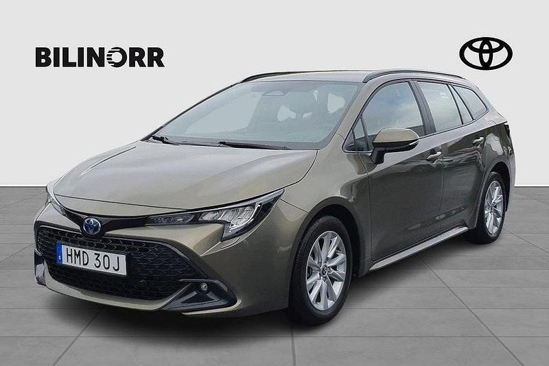 Grön Begagnad 2024 Toyota Corolla Active Kombi | 309 900 kr (Lite dyr) - Bild 1/4