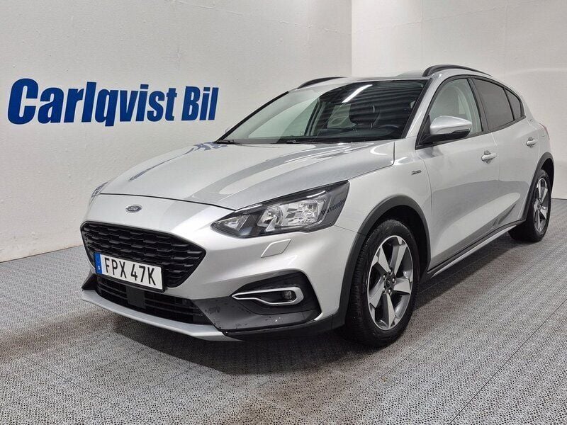 Grå (silver metallic) Begagnad 2022 Ford Focus Active Halvkombi | 212 000 kr (Marknadspris) - Bild 1/4