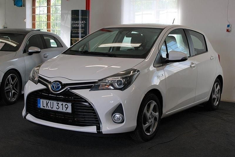 Vit Begagnad 2015 Toyota Yaris Hybrid Active Halvkombi | 124 900 kr (Marknadspris) - Bild 1/4