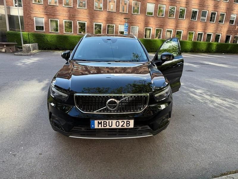Svart Begagnad 2022 Volvo XC40 Momentum SUV | 315 000 kr (Bra pris) - Bild 1/4
