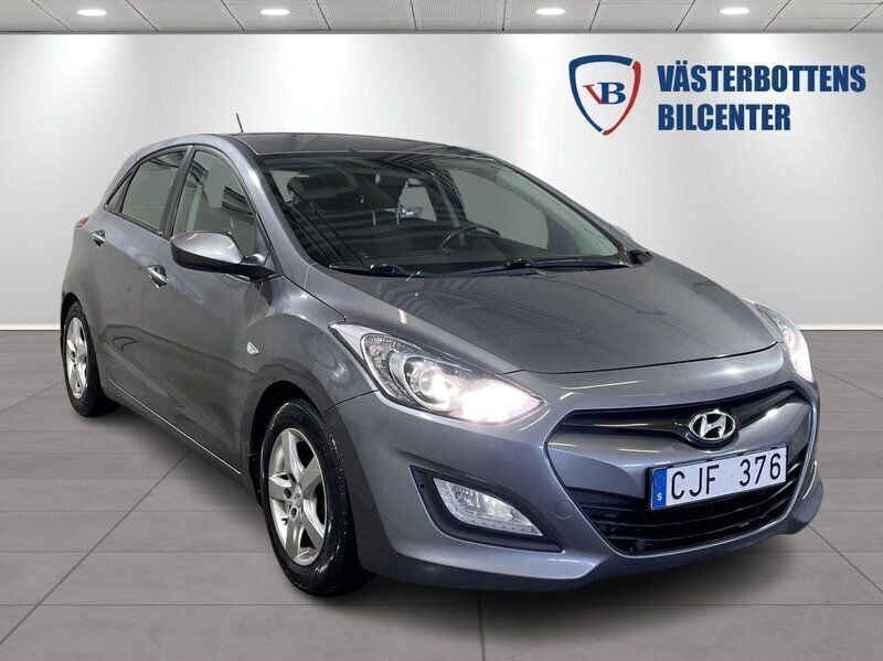 Grå Begagnad 2013 Hyundai i30 Select Halvkombi | 43 000 kr (Marknadspris) - Bild 1/4
