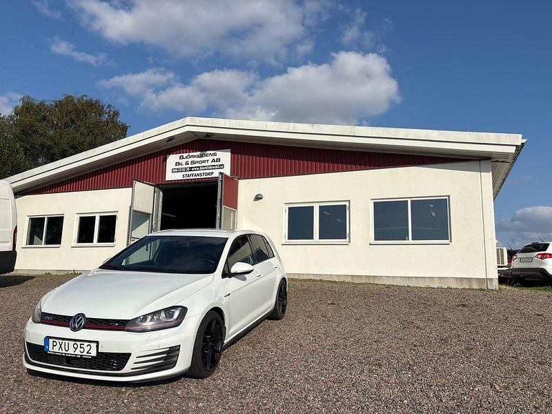 Vit Begagnad 2013 VW Golf VII GTI Halvkombi | 179 000 kr (Lite dyr) - Bild 1/4