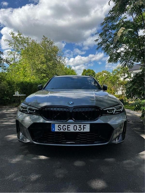 Grå Begagnad 2024 BMW 330e M Sport Kombi | 509 000 kr (Marknadspris) - Bild 1/4