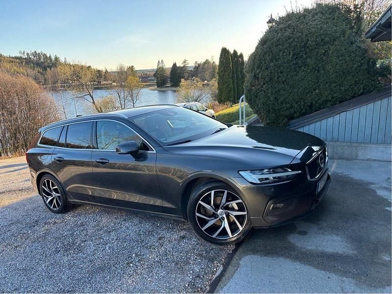 Grå Begagnad 2019 Volvo V60 Momentum Kombi | 230 000 kr (Superpris) - Bild 1/4