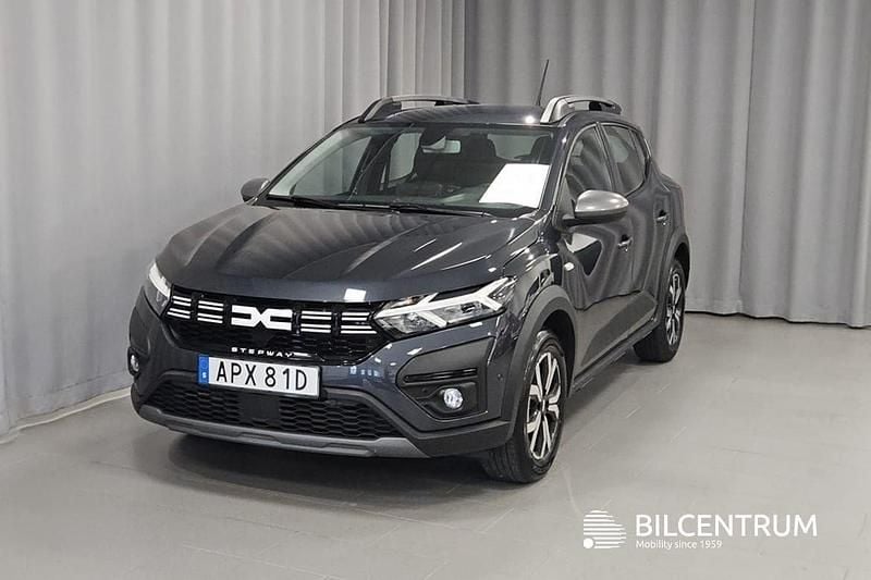 Grå Begagnad 2023 Dacia Sandero Stepway Halvkombi | 159 900 kr (Marknadspris) - Bild 1/4