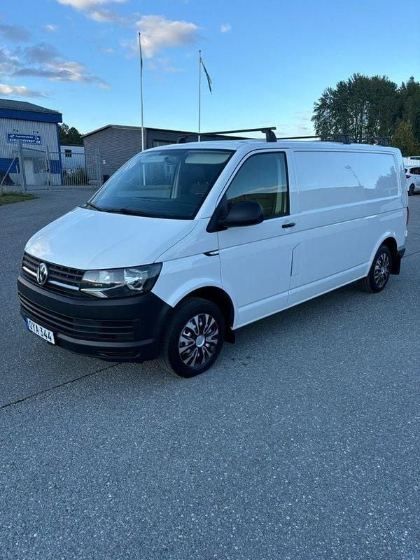 Vit Begagnad 2016 VW T6 Van | 129 900 kr (Superpris) - Bild 1/4