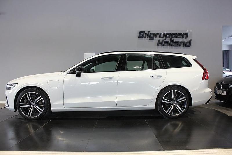 Begagnad Volvo V60 R-Design 253 HK (186 kW) 2020 Vit Kombi