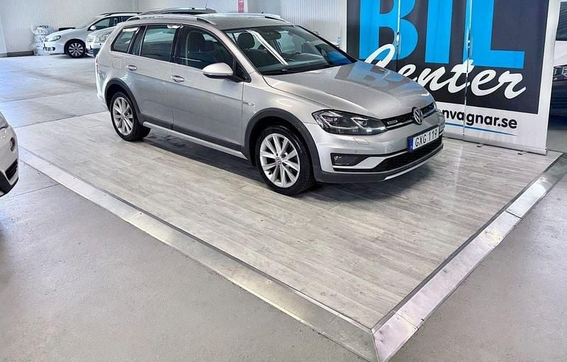 Silver Begagnad 2017 VW Golf Alltrack Kombi | 139 000 kr (Marknadspris) - Bild 1/4
