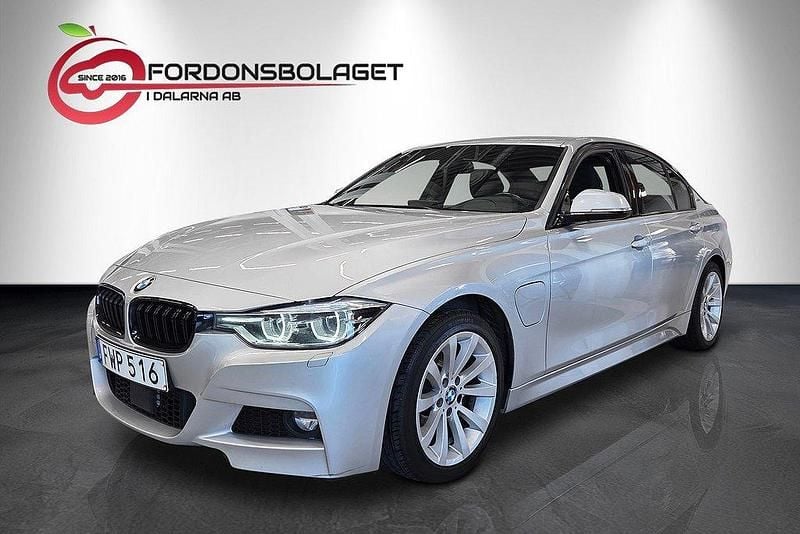 Silver Begagnad 2016 BMW 330e M Sport Sedan | 179 800 kr (Marknadspris) - Bild 1/4