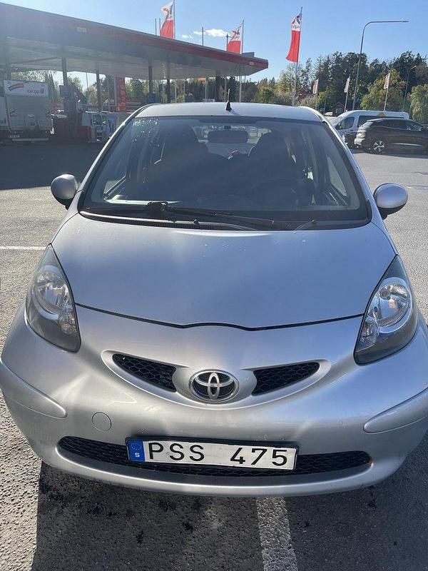 Silver Begagnad 2007 Toyota Aygo Halvkombi | 30 900 kr (Marknadspris) - Bild 1/4
