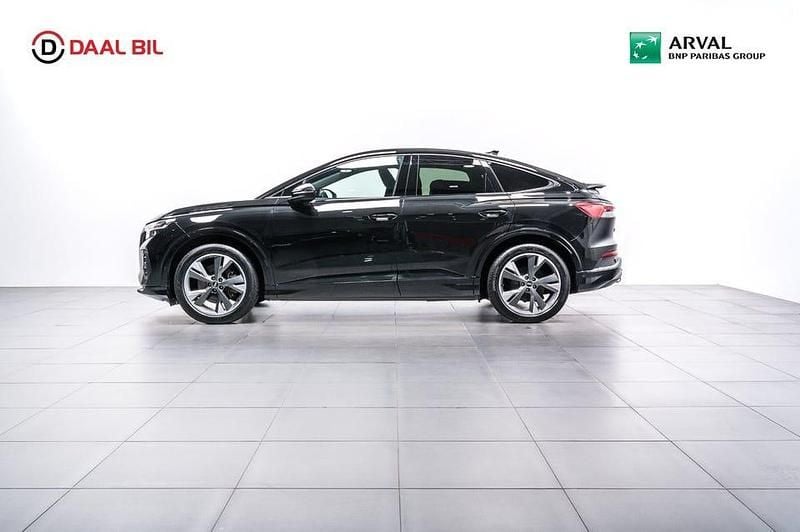 Svart Begagnad 2022 Audi Q4 Sportback e-tron Proline SUV | 394 700 kr (Marknadspris) - Bild 1/4