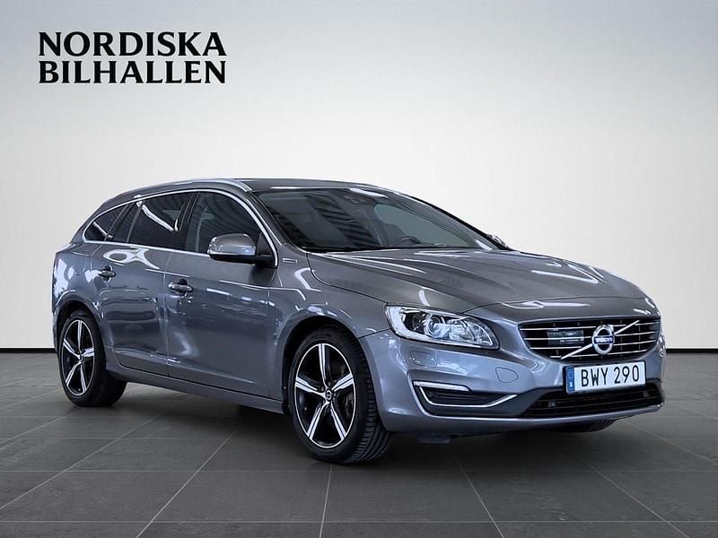 Grå Begagnad 2016 Volvo V60 Summum Kombi | 159 795 kr (Marknadspris) - Bild 1/4