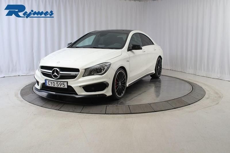 Vit Begagnad 2014 Mercedes CLA45 AMG AMG Sedan | 217 000 kr (Marknadspris) - Bild 1/4
