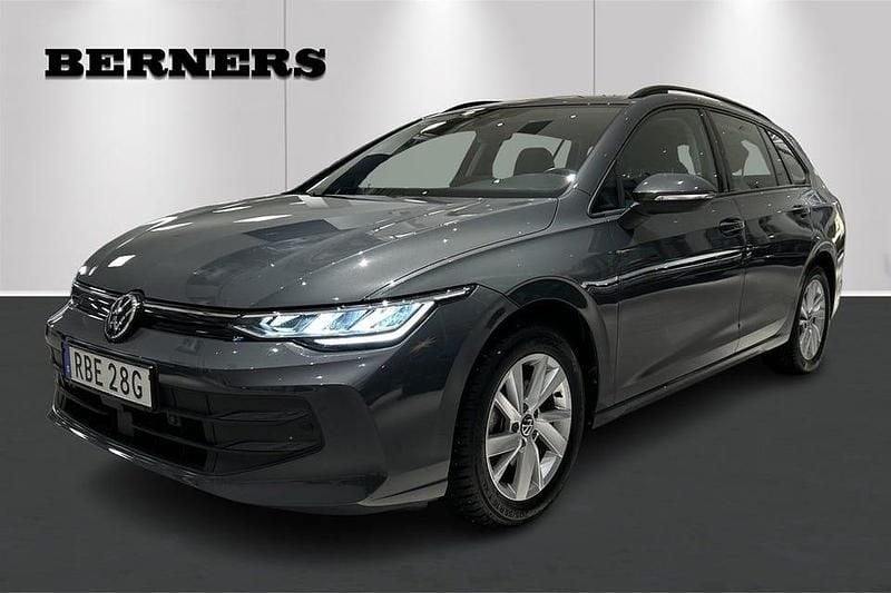 Grå Begagnad 2024 VW Golf VIII Kombi | 299 800 kr (Marknadspris) - Bild 1/4
