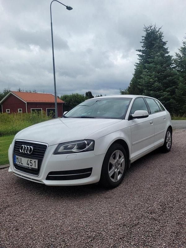 Vit Begagnad 2012 Audi A3 Sportback Attraction Halvkombi | 72 000 kr (Marknadspris) - Bild 1/4