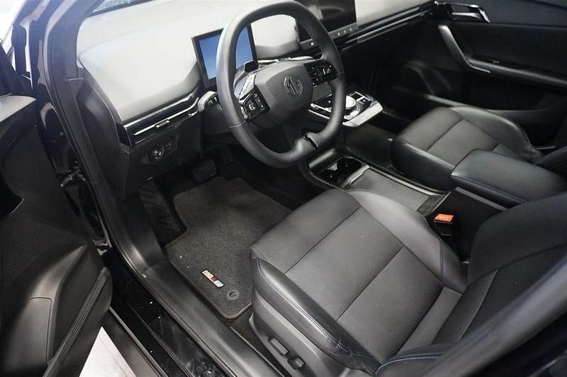 Begagnad MG MG4 EV 150 kW (204 HK) 2022 Svart Halvkombi