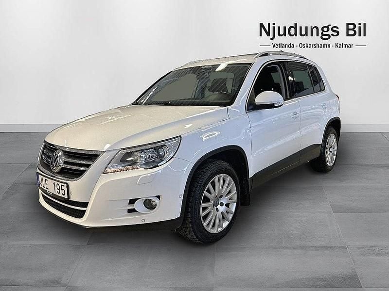 Vit Begagnad 2010 VW Tiguan Sportline SUV | 89 900 kr (Marknadspris) - Bild 1/4
