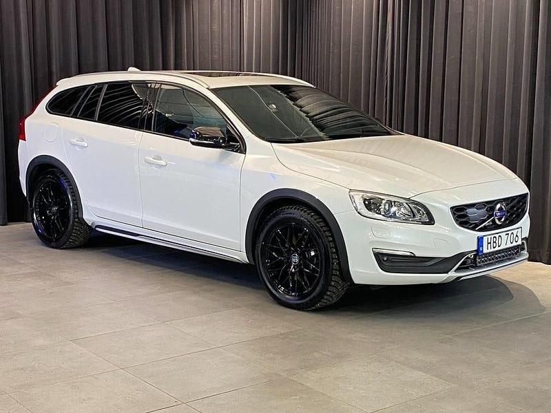 Vit Begagnad 2015 Volvo V60 CC Summum Kombi | 164 500 kr (Lite dyr) - Bild 1/4
