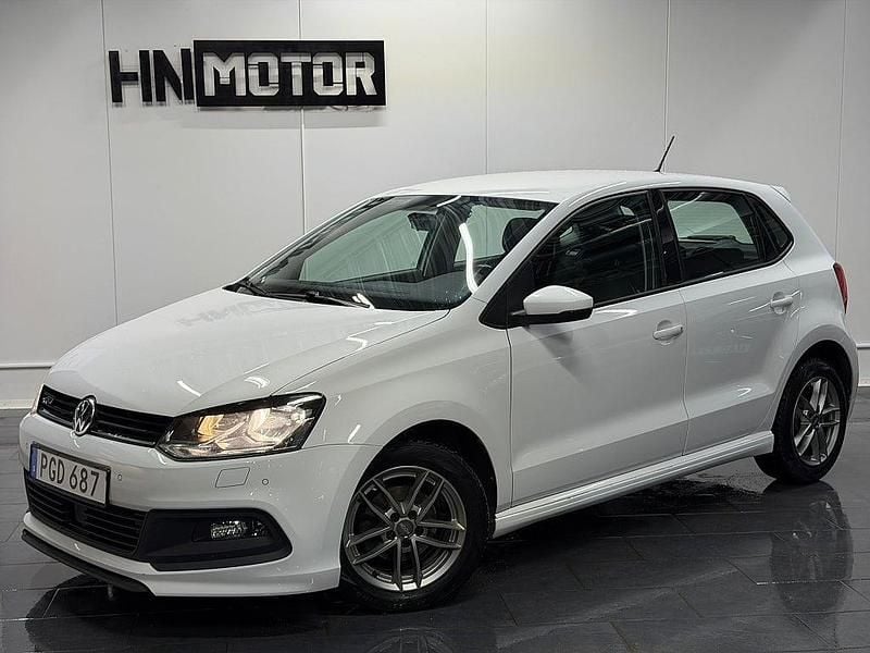 Vit Begagnad 2017 VW Polo R-line Halvkombi | 119 900 kr (Lite dyr) - Bild 1/4