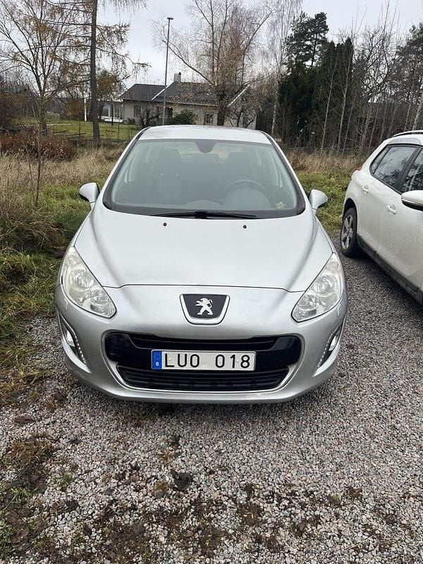 Grå Begagnad 2011 Peugeot 308 Halvkombi | 40 000 kr (Marknadspris) - Bild 1/4