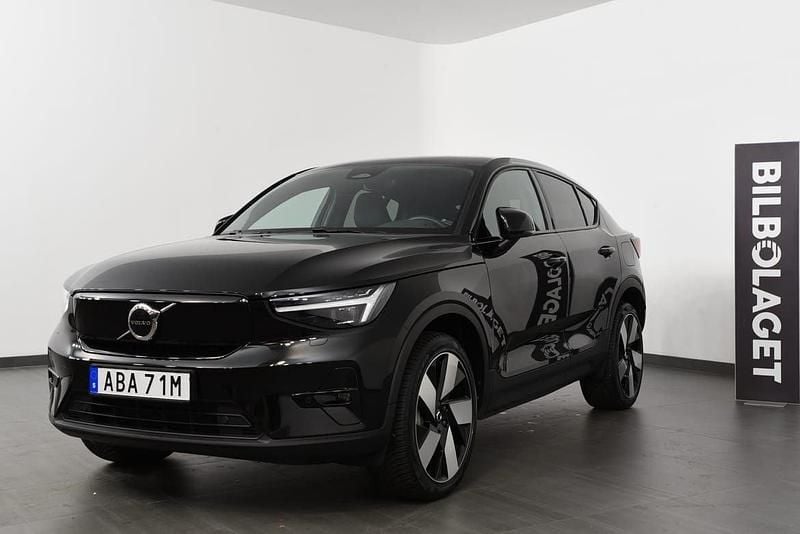 Svart Begagnad 2022 Volvo EC40 Plus SUV | 369 800 kr (Marknadspris) - Bild 1/4