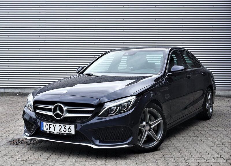 Mörkblå (blå) Begagnad 2016 Mercedes C250 AMG Sedan | 259 900 kr (Superpris) - Bild 1/4