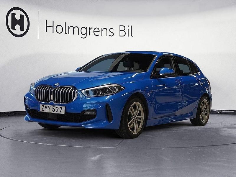Blå Begagnad 2021 BMW 118 M Sport Halvkombi | 249 900 kr (Lite dyr) - Bild 1/4