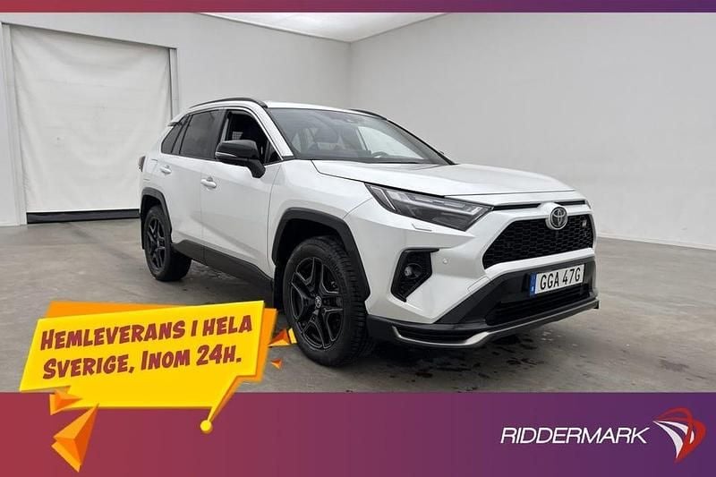 Vit Begagnad 2025 Toyota RAV4 Sport | 538 900 kr (Marknadspris) - Bild 1/3