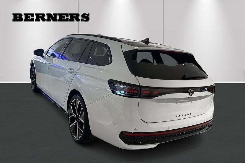 Ny VW Passat R-line 196 HK (144 kW) 2025 Vit Kombi