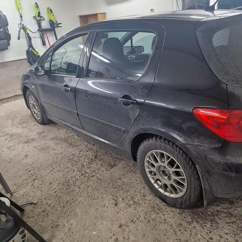 Begagnad 2006 Peugeot 307 Halvkombi | 15 000 kr (Marknadspris) - Bild 1/4