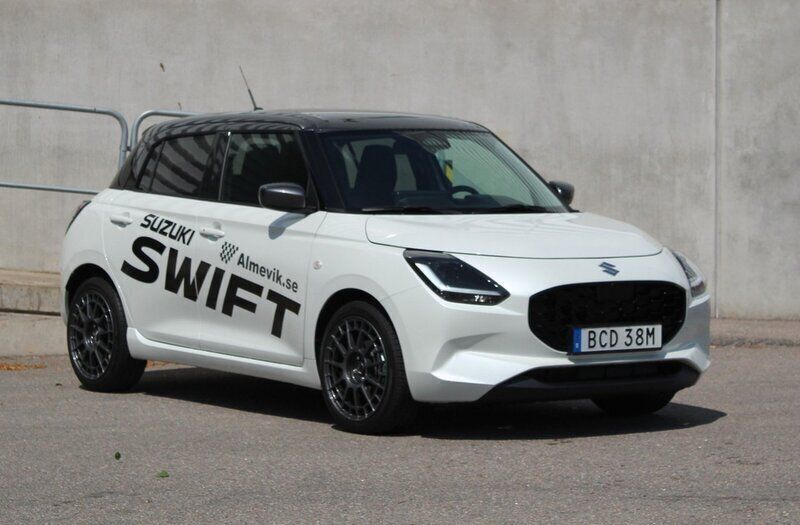 Vit Ny 2024 Suzuki Swift Halvkombi | 255 000 kr (Dyr) - Bild 1/4