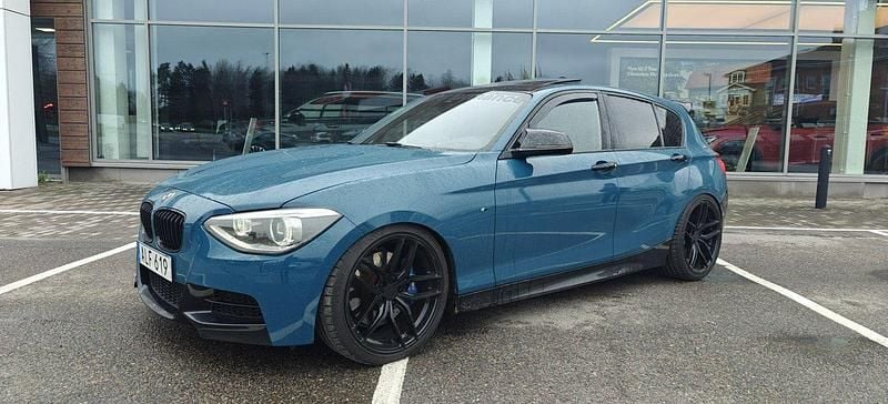 Svart Begagnad 2013 BMW M135 Comfort Edition Halvkombi | 239 900 kr (Marknadspris) - Bild 1/4