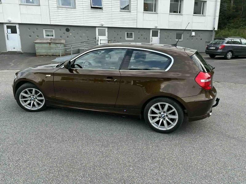 Brun Begagnad 2011 BMW 116 Comfort Edition Halvkombi | 59 999 kr (Bra pris) - Bild 1/3