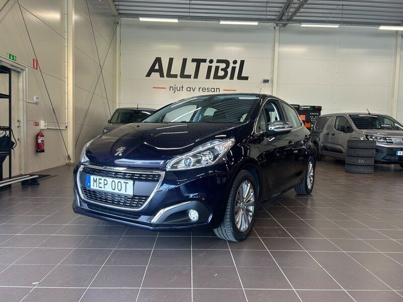 Mörkblå (blå) Begagnad 2019 Peugeot 208 Allure Halvkombi | 109 900 kr (Marknadspris) - Bild 1/4