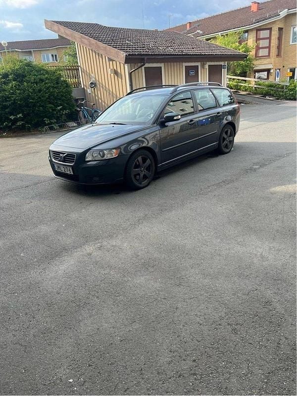 Grå Begagnad 2009 Volvo V50 Momentum Kombi | 30 000 kr (Marknadspris) - Bild 1/4