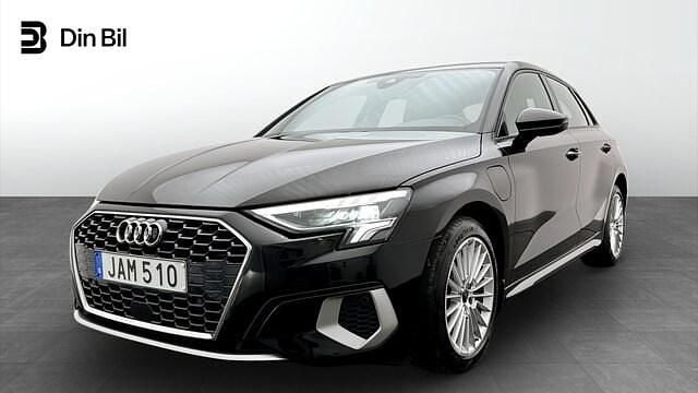 Brilliantsvart Begagnad 2023 Audi A3 Sportback e-tron Advanced Plus Halvkombi | 314 000 kr (Marknadspris) - Bild 1/4