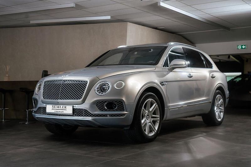 Grå Begagnad 2017 Bentley Bentayga SUV | 999 000 kr - Bild 1/4