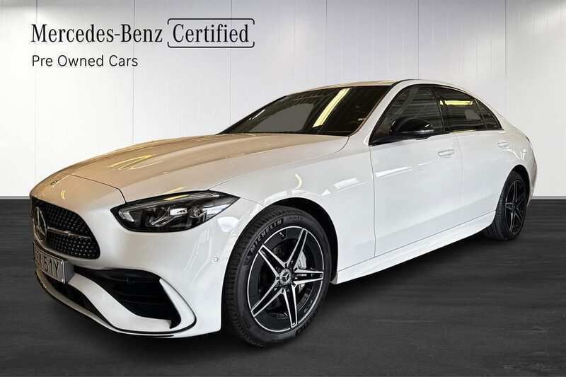 Vit Begagnad 2023 Mercedes C300e AMG Sedan | 499 000 kr (Marknadspris) - Bild 1/4