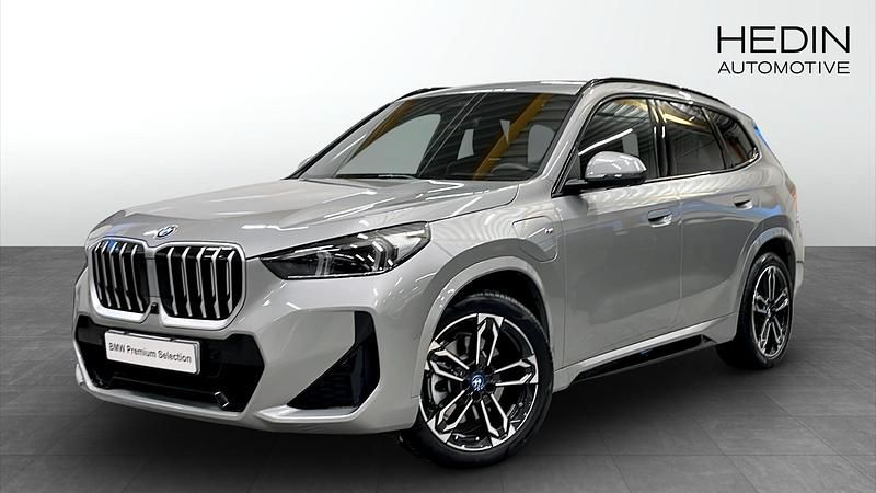 Grå Begagnad 2025 BMW X1 M Sport SUV | 588 700 kr (Dyr) - Bild 1/4