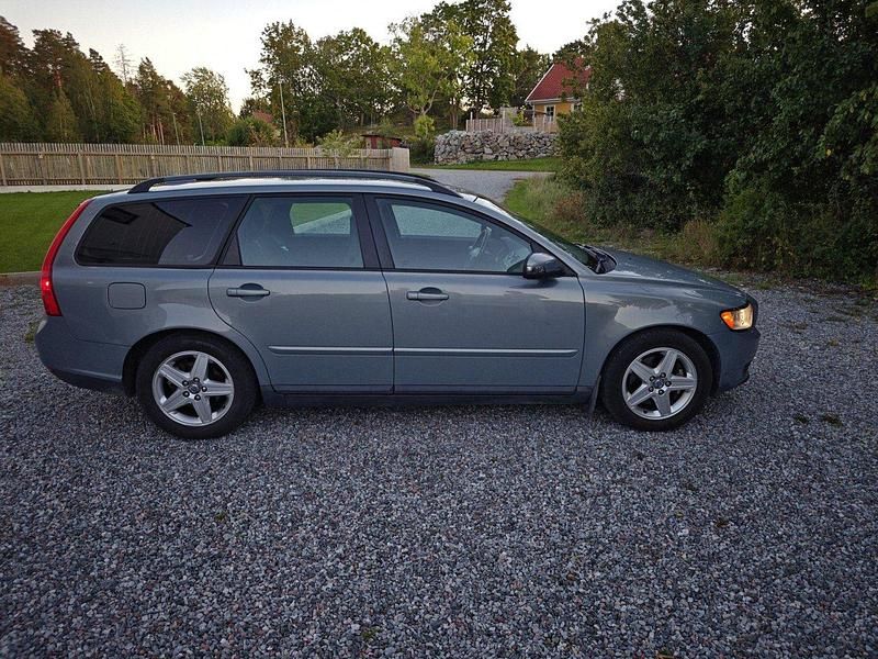 Blå Begagnad 2008 Volvo V50 Kombi | 30 000 kr (Marknadspris) - Bild 1/4