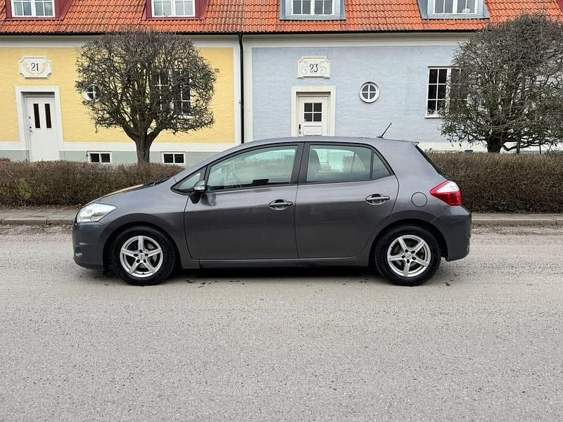 Begagnad Toyota Auris 90 HK (66 kW) 2011 Halvkombi