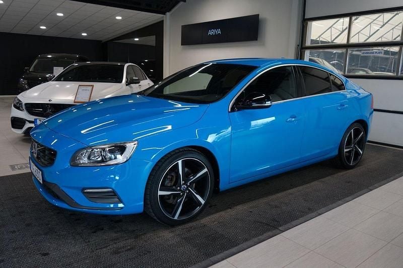 Blå Begagnad 2015 Volvo S60 R-Design Sedan | 199 000 kr (Dyr) - Bild 1/4
