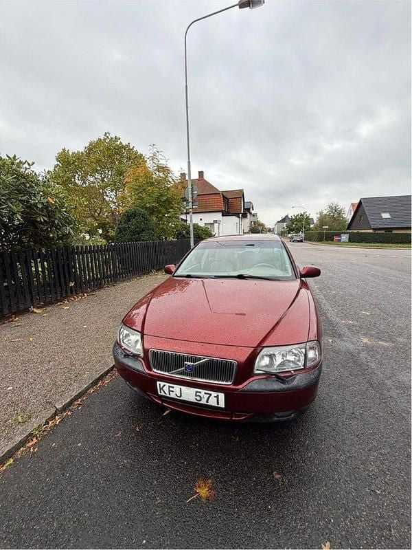 Röd Begagnad 2000 Volvo S80 Sedan | 28 000 kr (Lite dyr) - Bild 1/4