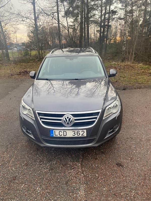 Grå metallic Begagnad 2011 VW Tiguan SUV | 39 500 kr (Bra pris) - Bild 1/4